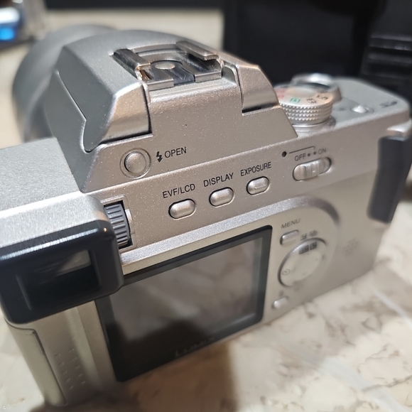 Panasonic LUMIX DMC-FZ10 digital camera W/ Bag, 2gb Memory Card TESTED W… - Picture 10 of 15